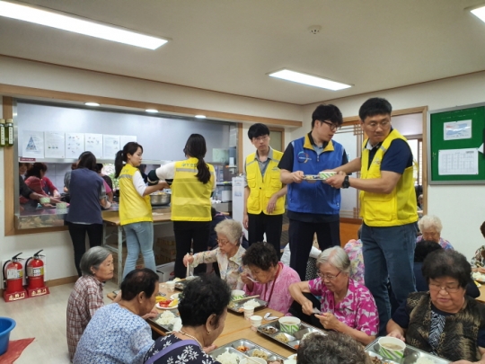 6일 연수복지관에서 열린 ‘추석맞이 어르신 행복잔치’에서 인천도시공사 직원들이 명절음식을 나누고 있다.