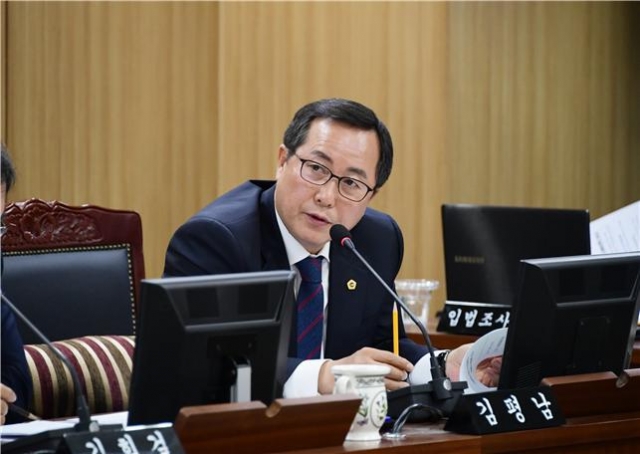 서울시의회 김평남 의원 “가림막 없는 남학생화장실 소변기, 이제 그만”
