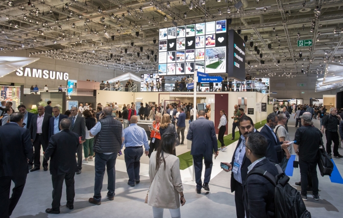 관람객들이 현지시간 6일 독일 베를린에서 열리는 가전전시회 IFA 2019 내 삼성전자 전시장을 살펴보고있다. 사진=삼성전자