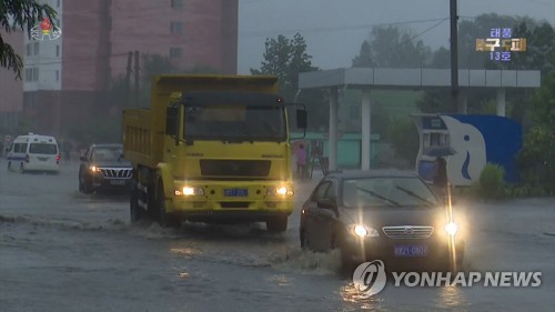 북한 조선중앙TV가 8일 태풍 ‘링링’의 피해 소식을 전하고 있다. 사진=연합뉴스 제공