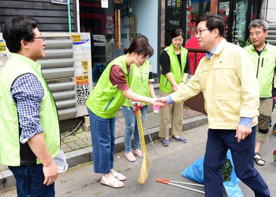 염태영 시장이 거리를 청소하는 공직자들을 격려하고 있다.