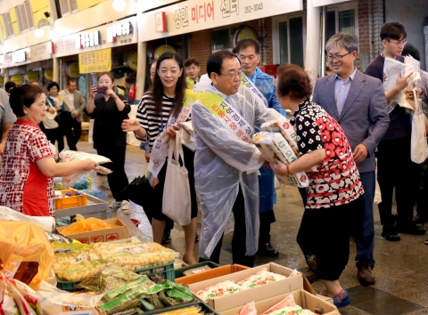 영광군, 전통시장에서 영광사랑상품권으로 추석 명절 장보기