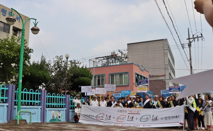 한국교통안전공단 광주전남본부, 무안경찰서 담장에 교통안전 벽화 제작 모습