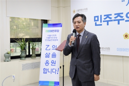 6일 열린 ‘공무직 조례 제정 전달식’에서 신원철 서울시의회 의장이 격려사를 하고 있다.