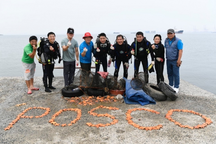 광양제철소 재능봉사단 클린오션 봉사단이 10일 해양 환경보호에 기여한 공으로 서해지방해양경찰청으로부터 감사장을 수여받았다.