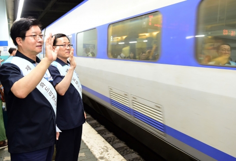  염태영 수원시장, 수원역에서 귀성하는 시민들 배웅