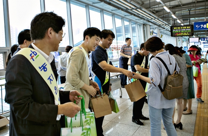 한국농어촌공사는 11일 광주송정역에서 귀성객을 대상으로 우리쌀떡을 선물하며 농지연금을 홍보했다.