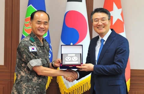 박상철 호남대 총장, 황인권 제2작전사령관의 감사패 수상