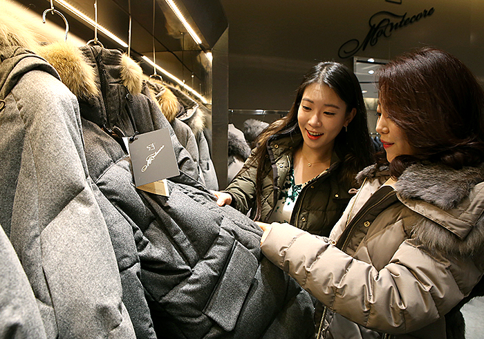 현대백화점, 겨울 상품 특가전··· 이월 상품 최대 60% 할인 기사의 사진