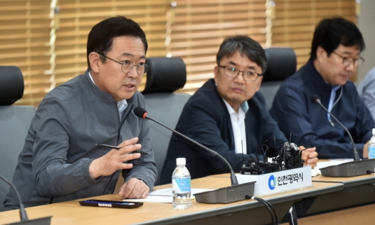 지난 7월 1일 박남춘 인천시장이 시청 공감회의실에서 수돗물 정상화 및 취임 1주년 언론간담회를 갖고 있다.