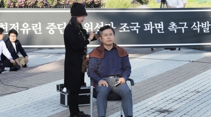 황교안 자유한국당 대표가 청와대 앞 분수대 광장에서 삭발식을 하고 있다. 사진=연합뉴스 제공