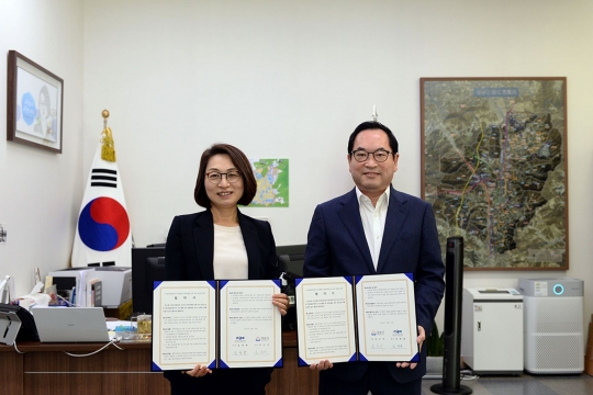 은수미 성남시장(왼쪽)과 김창용 정보통신산업진흥원장