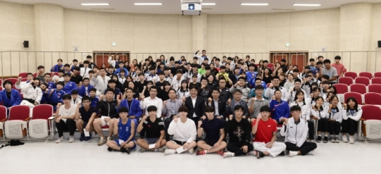 16일 도성훈 인천시교육감이 인천체육고등학교에서 제100회 전국체육대회에 참가하는 학생선수들과 기념촬영을 하고 있다.