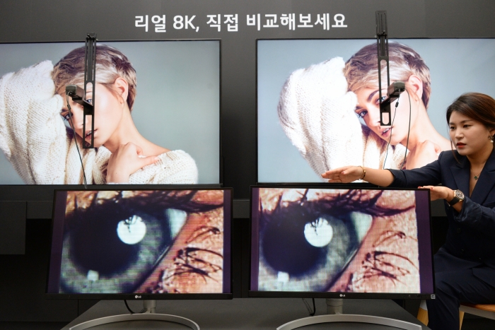 17일 서울 여의도 LG트윈타워에서 열린 LG전자 디스플레이 기술설명회에서 LG전자 직원이 8K TV 제품들의 해상도 차이를 설명하고 있다. 사진=LG전자