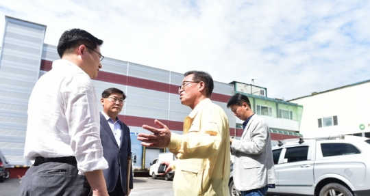17일 박준하 인천시 행정부시장이 서구 소재 도축장을 방문해 아프리카돼지열병(ASF) 발생관련 현장점검하고 있다.