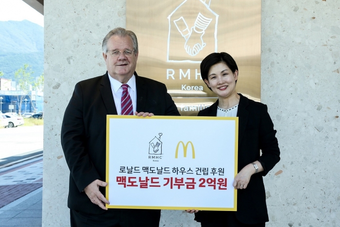 한국맥도날드 조주연 사장(오른쪽)이 한국 RMHC 제프리 존스 회장에게 기부금을 전달하고 있다. 사진=맥도날드 제공