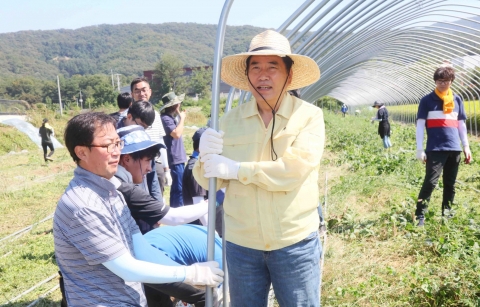 백군기 용인시장, 원삼면 태풍 피해농가 방문해 위로