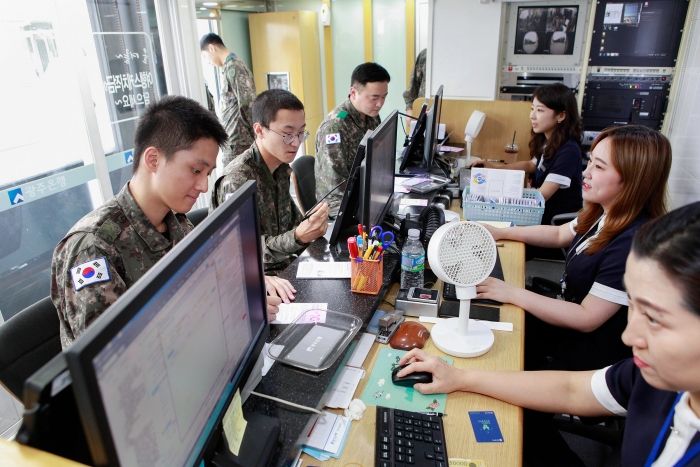 광주은행, 제31향토보병사단 장병들과  광주상생카드 판매 활동 기사의 사진