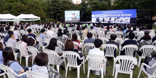 18일 도성훈 인천시교육감이 교육청 잔디광장에서 열린 ‘제2회 인천교육 광장토론회’에서 인사말을 하고 있다.