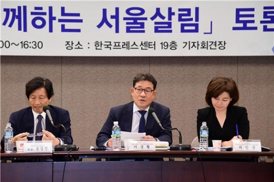 19일 이준형 서울시의원(가운데)이 ‘2019 시민과 함께하는 서울살림 토론회’에서 발언하고 있다.