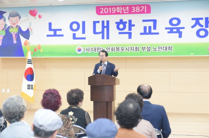 김종식 목포시장이 19일 목포시노인복지관 노인대학에서 주요 시정과 노인복지정책을 소개하는 특강을 하고 있다.