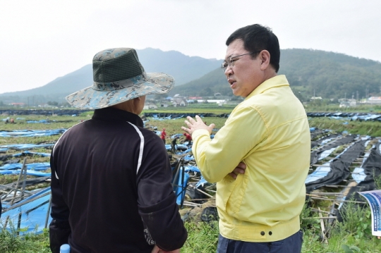박남춘 인천시장이 제13호 태풍 ‘링링’의 피해를 입은 강화도를 방문해 현장을 점검하고 있다. 사진=인천시