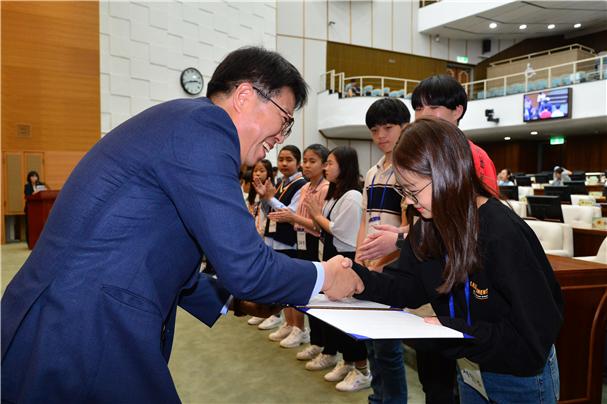 서울시의회 강동길 의원, 청소년 의회교실 수료식 참석...어린이 시의원 격려