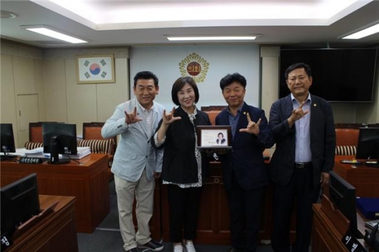 16일 김혜련 서울시의회 보건복지위원회 위원장(왼쪽 두 번째)이 서울시 농아인협회로부터 감사패를 전달받고 있다.
