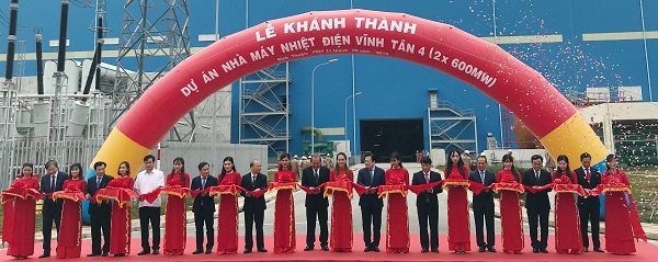 베트남전력공사(EVN)의 발주로 두산중공업이 건설한 빈탄4’ 화력발전소 준공식이 21일, 베트남 빈투앙성에서 열렸다. 박인원 두산중공업 부사장 (오른쪽에서 첫번째)과 쩡화빈(Truong Hoa Binh) 베트남 부수상(오른쪽에서 여섯번째) 등 주요 관계자들이 기념 촬영을 하고 있다. 사진=두산중공업 제공