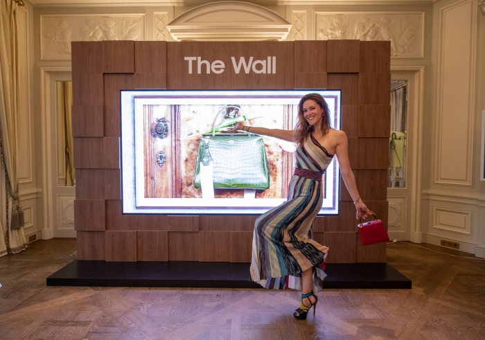 삼성전자와 명품 패션브랜드 콜롬보가 프랑스 파리에서 진행되고 있는 패션위크에서 23일(현지시간) 쇼케이스를 진행했다. 프랑스 유명 방송인인 상드라 루(Sandra Lou)가 삼성 더 월 럭셔리(The Wall Luxury)와 콜롬보 가방을 선보이고 있다. 사진=삼성전자