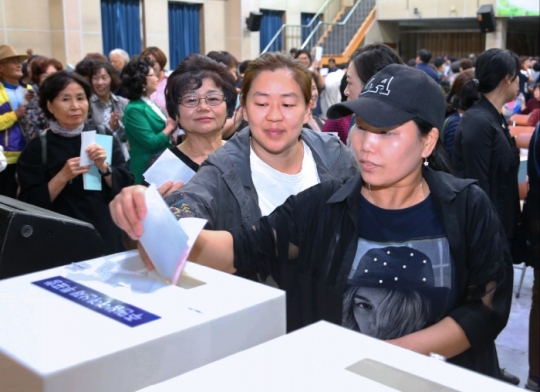 20일 미추홀구청 대회의실에서 열린 주민참여예산 주민총회에서 주민들이 투표에 참여하고 있다.