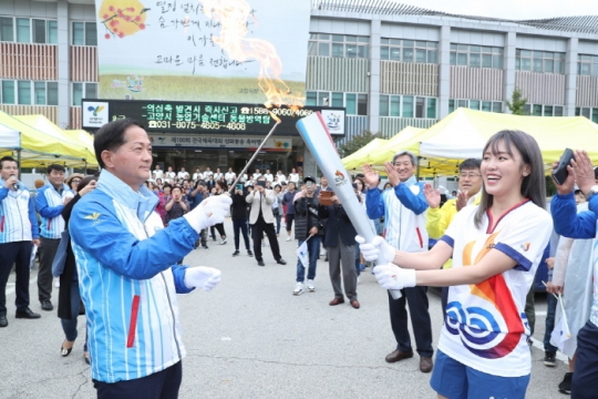 22일 이재준 시장이 점화한 성화가 첫 주자인 평창동계올림픽 쇼트트랙 금메달리스트 김아랑 선수에게 건네지고 있다.