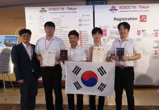 2019 국제 품질분임조 대회에 참석, 5년 연속 Gold Award(금상)를 수상한 한국서부발전의 품질분임조 관계자들이 기념촬영을 하고 있다.