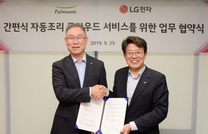 송대현 LG전자 H&A사업본부장 사장(왼쪽)과 박남주 풀무원식품 대표가 기념촬영을 하고 있다. 사진=LG전자 제공
