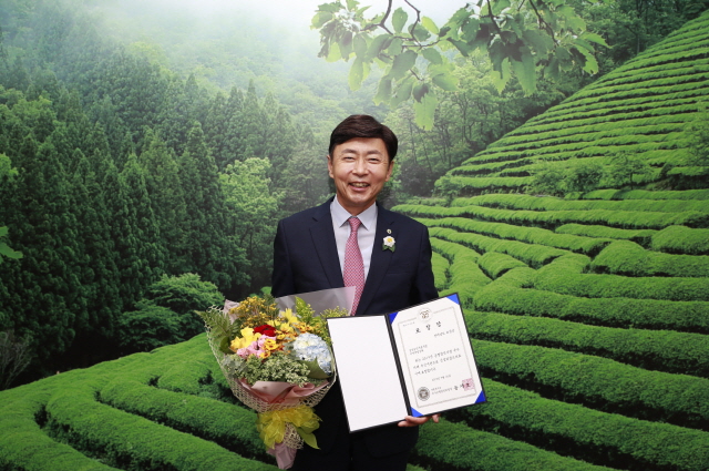 김철우 보성군수가 26일 ‘2019년 균형발전사업 평가’에서 공간활성화 부문 우수사례로 선정돼 기관 표창을 받고 기념촬영하고 있다.