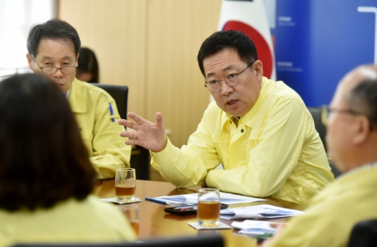 27일 박남춘 인천시장이 아프리카돼지열병 관련 대책회의를 주재하며 상황을 점검하고 있다.