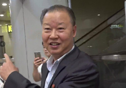 베이징 공항에 도착한 장일훈 북한 전 유엔 차석 대사(사진-연합뉴스 제공)
