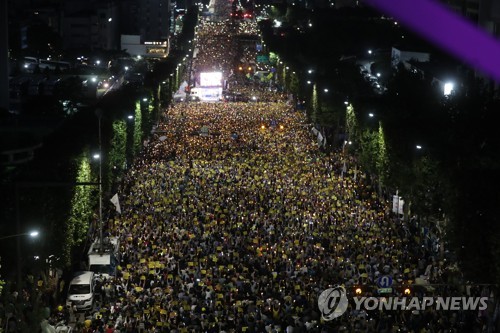 서초동서 검찰개혁 대규모 촛불집회···보수단체 조국 사퇴 맞붙