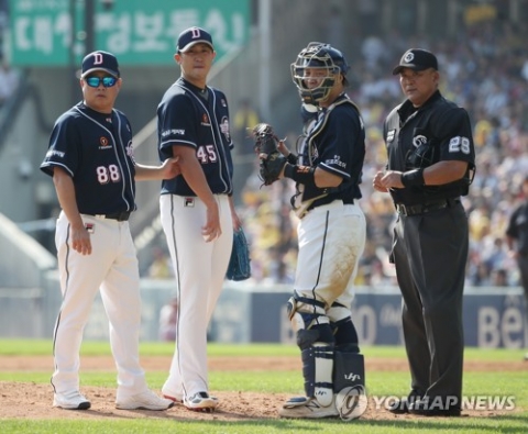 두산 이용찬, 팔꿈치 이상증세에 4회말 자진강판