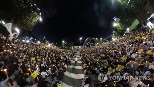 오늘(12일) ‘검찰개혁·조국수호’ 서초동 최후통첩 집회···맞불 집회도 열려