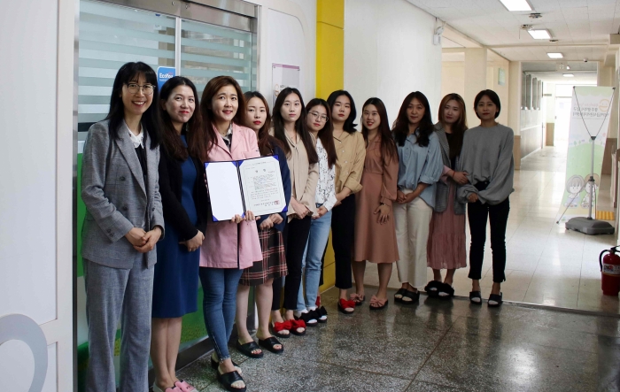 2019년 한국식품저장유통학회 국제학술대회에서 우수포스터 상을 수상한 정미자 교수(왼쪽)와 남구 어린이급식관리지원센터 소속 구성원들.