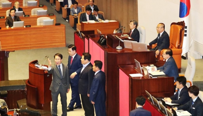 이주영 국회부의장에게 항의하는 이원욱 더불어민주당 의원. 사진=연합뉴스 제공