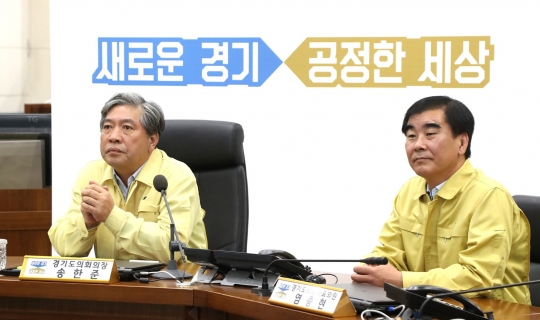 (왼쪽부터)송한준 경기도의회 의장, 염종현 경기도의회 더불어민주당 대표의원