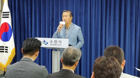 김훈동 수원화성문화제추진위원회 공동위원장이 입장을 발표하고 있다.