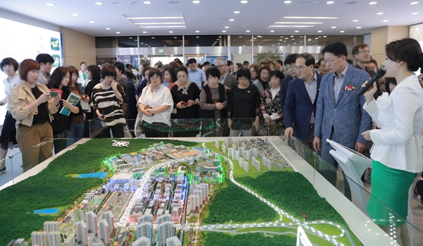 지난 9월 27일 개관한 포항융합기술산업지구 ‘펜타시티’ 분양홍보관에서 시민들과 관계자들이 모형도를 둘러보고 있다.(사진제공=펜타시티)