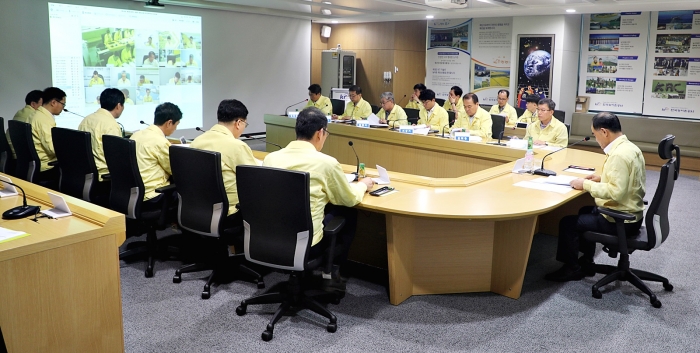 한국농어촌공사는 1일 본사 재난안전종합상황실에서 태풍 미탁 북상에 따른 긴급 영상회의를 개최했다