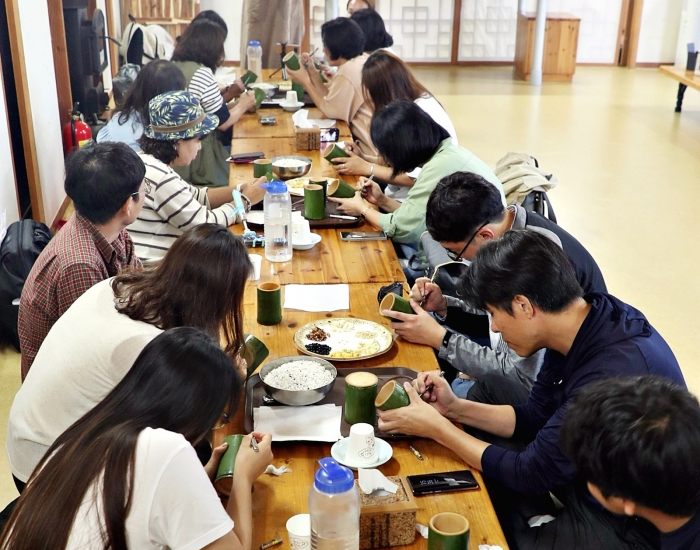 농촌여행 팸투어 참석자들이 대통밥 만들기를 체험하고 있다