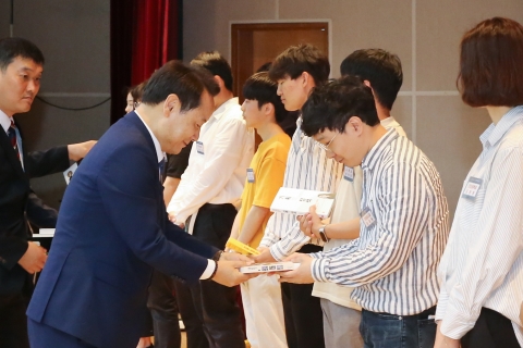임택 동구청장, 직원들에 책 선물 ‘눈길’