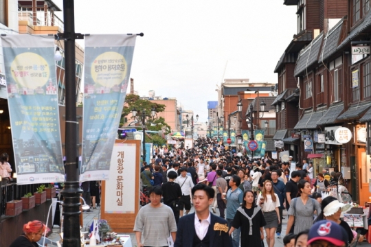‘2019 인천 개항장 문화재야행’에 참가한 시민들. 사진=인천관광공사