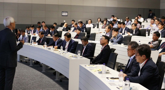 LG이노텍 협력사 대표와 임원 130여 명이 1일 서울시 마곡 LG사이언스파크 통합지원센터에서 개최된 ‘2019 동반성장 아카데미’에 참석해 최신 기술 트렌드 강연을 듣고 있다. 사진=LG이노텍
